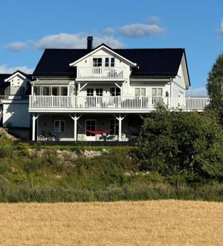 Gressvik House | Romslig hus med jacuzzi, spillrom og stor terrasse