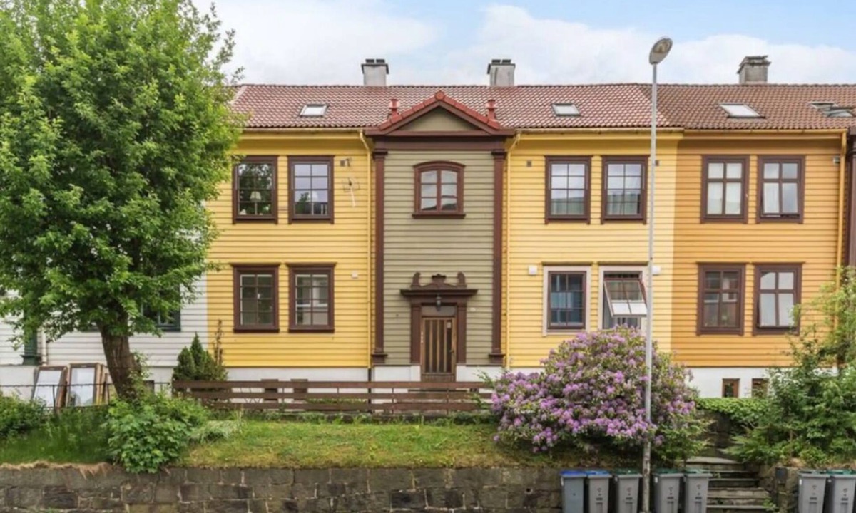 Arstad Apartment | Romslig leilighet med terrasse og hage!