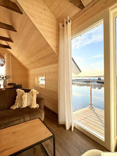 Brønnøy Apartment | Rorbu Brønnøysund - høy standard - fantastisk havutsikt - privat brygge