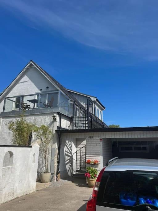 Limhamn Apartment | Rymlig och modern lägenhet i villa. Perfekt för familjer. Med parkering.