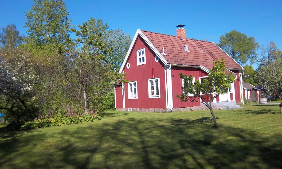 Klavrestrom House | Sailor house red holiday home near lake and golf course with boat in village location