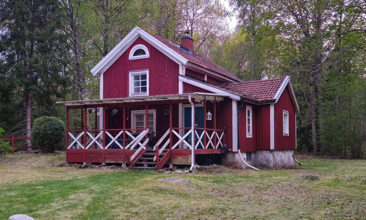 Eriksmala House | "Scandinavian time-out: Cozy red wooden house with large veranda"