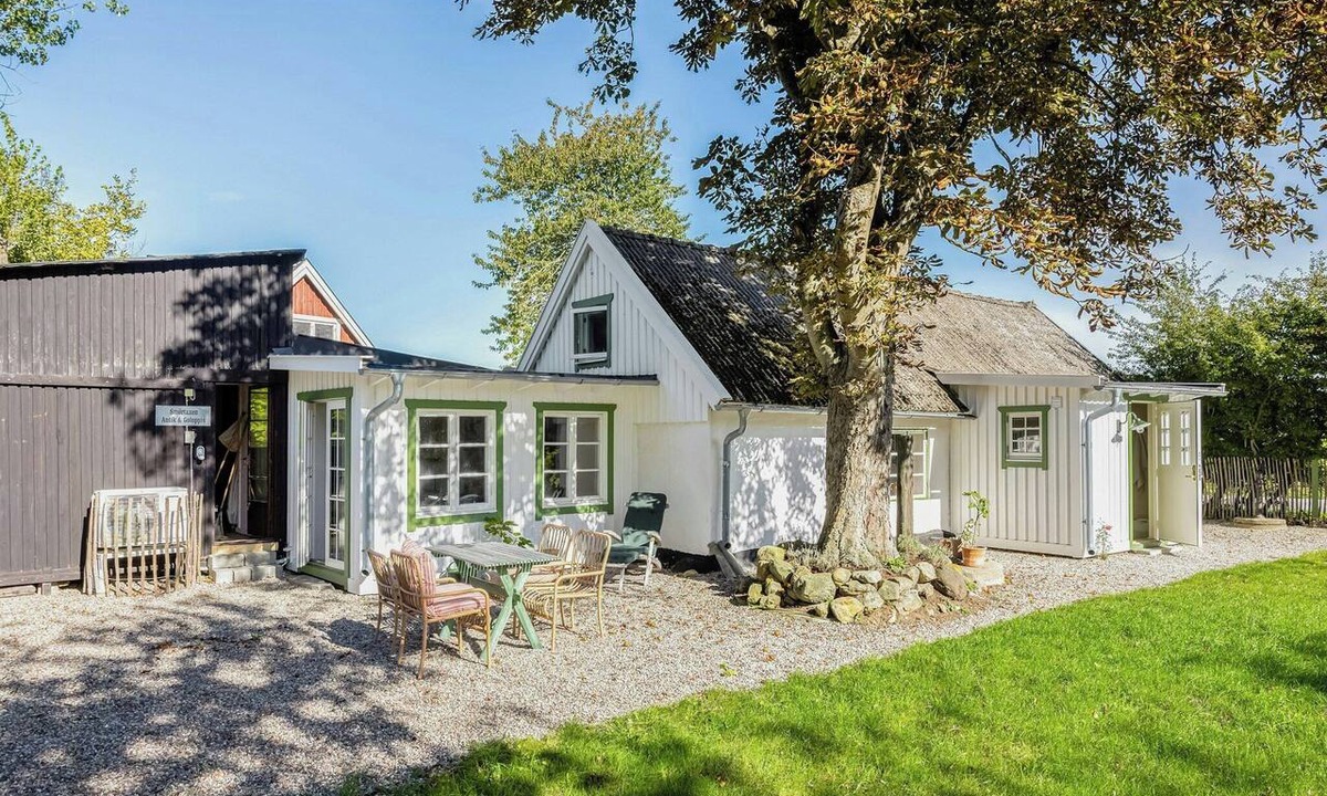 Onslunda House | Scanian longhouse with studio in Österlen