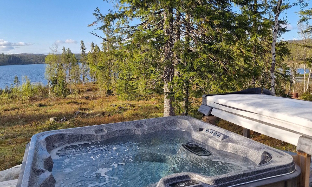 Verdal Cabin | Scenic Cabin by Lake Innsvatnet with Jacuzzi.