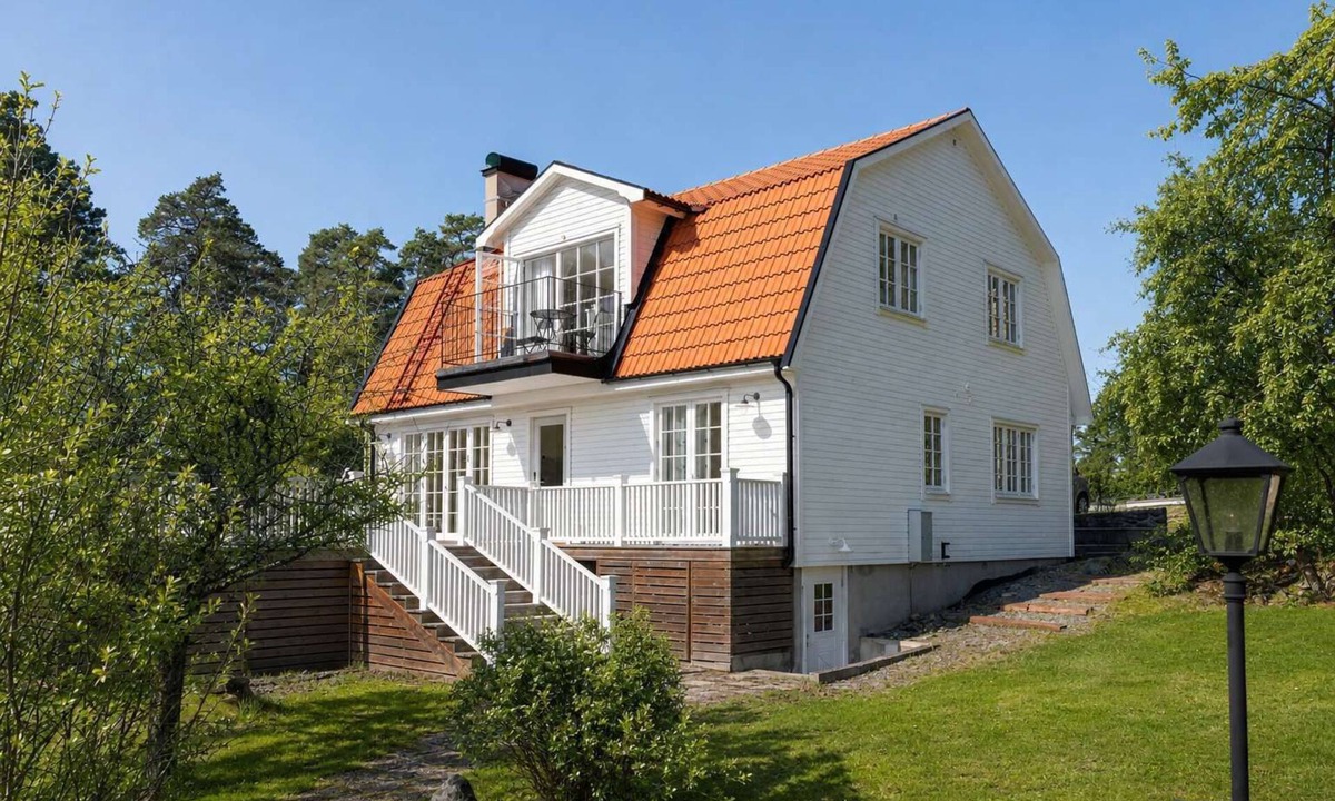 Saltsjobaden Villa | Scenic Lake View Villa near Stockholm City