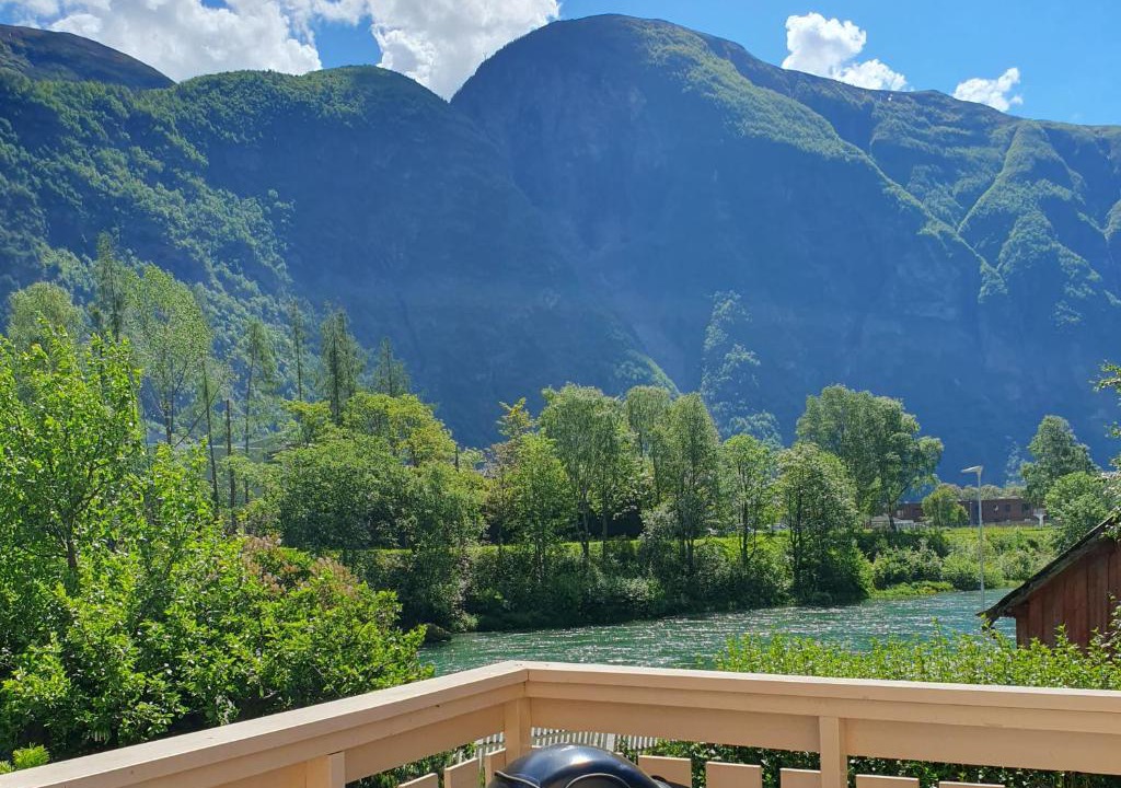 Ardalstangen Apartment | Scenic Riverside Stay Årdalstangen