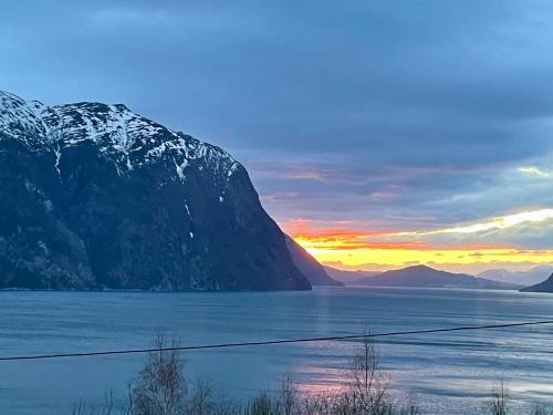 Stordal Apartment | Scenic Sunsets Cozy Apt near Geiranger-Trollstigen-Ålesund
