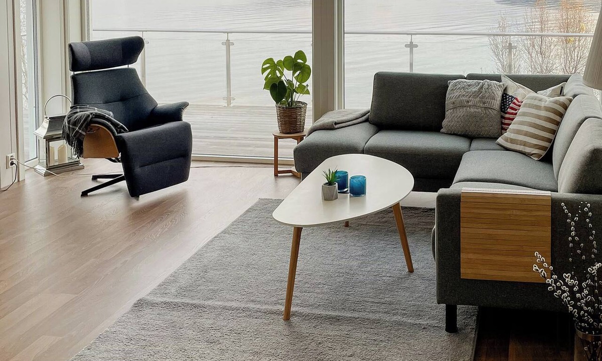 Ballangen House | Seafront retreat with panoramic mountain views
