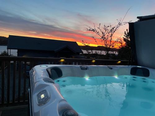 Steinsland House | Seaside cottage with hot tub and sauna sleeps 11