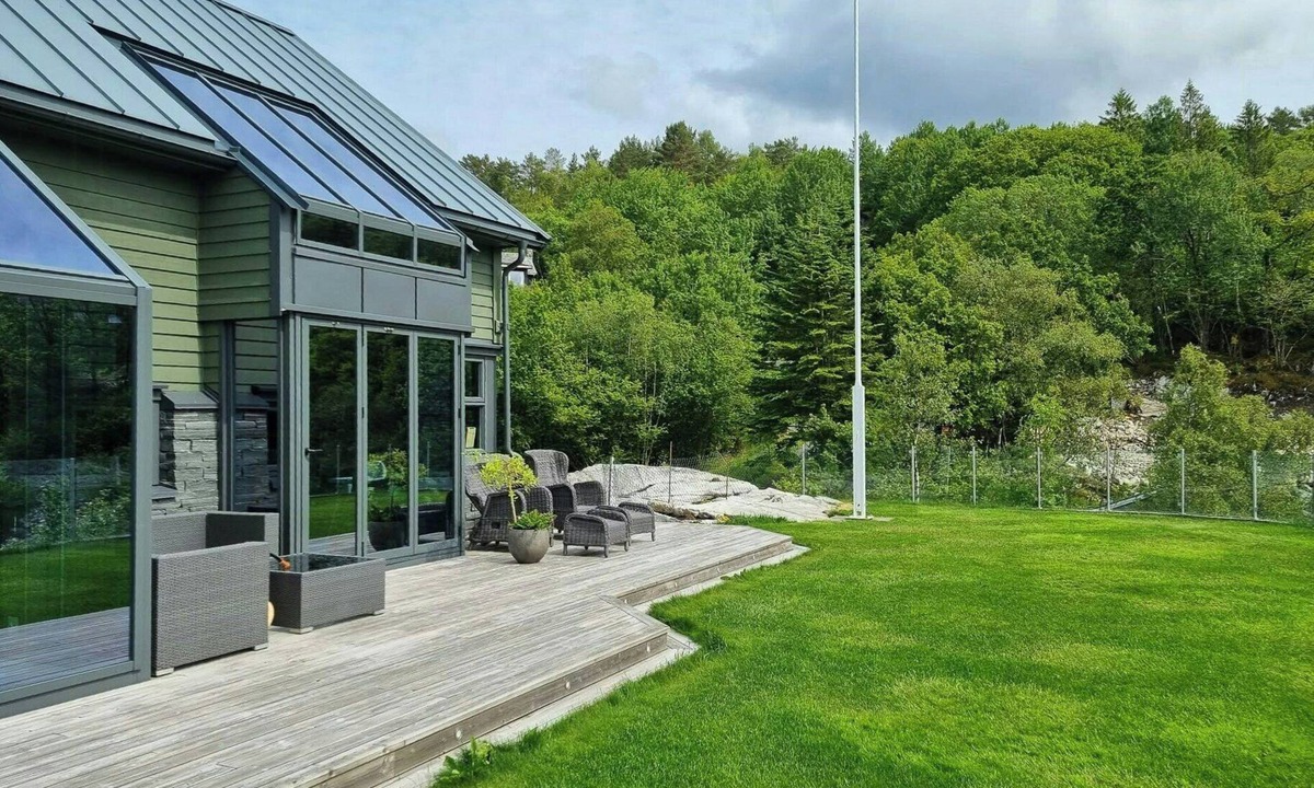 Fitjar House | Seaside holiday home with pool and annex