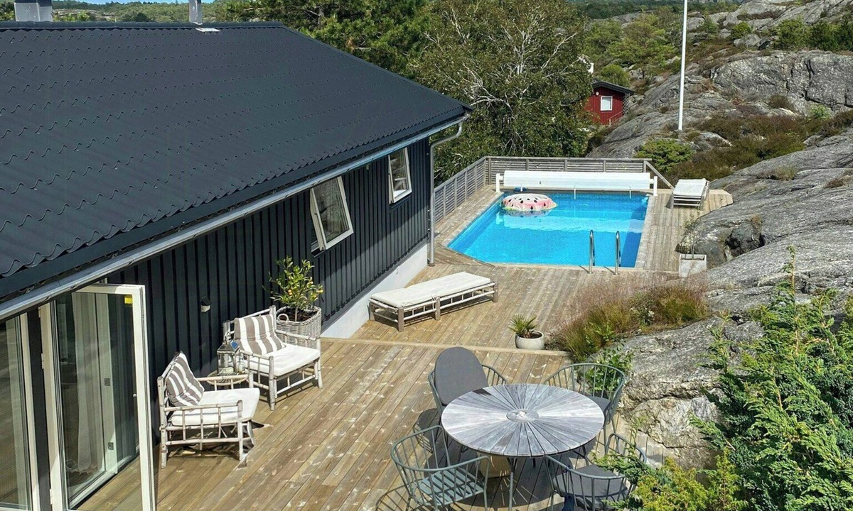 Ellos House | Seaside house with pool near Hällevikstrand