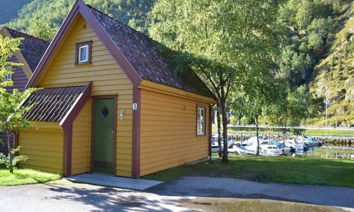 Lærdalsøyri House | Seasonal Retreat for Couples and Families