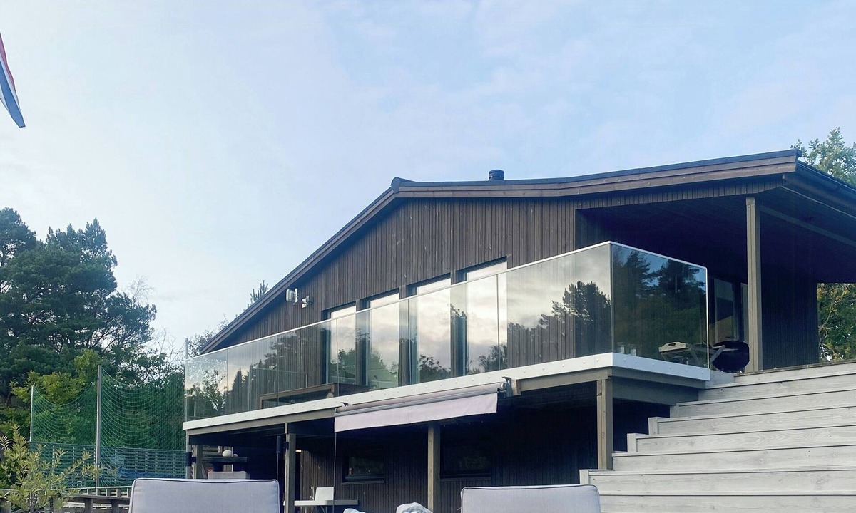 Farsund House | Secluded cabin with a view and ball court