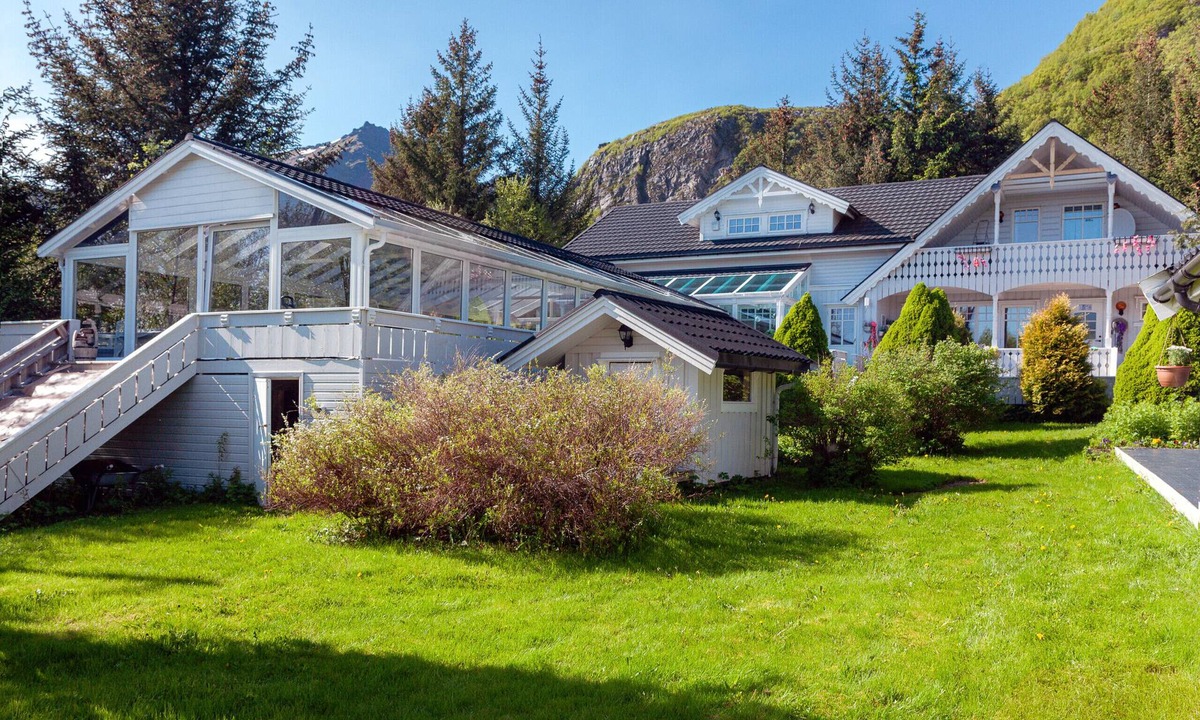 Valberg Villa | Secluded house in Lofoten-Private swimming pool!
