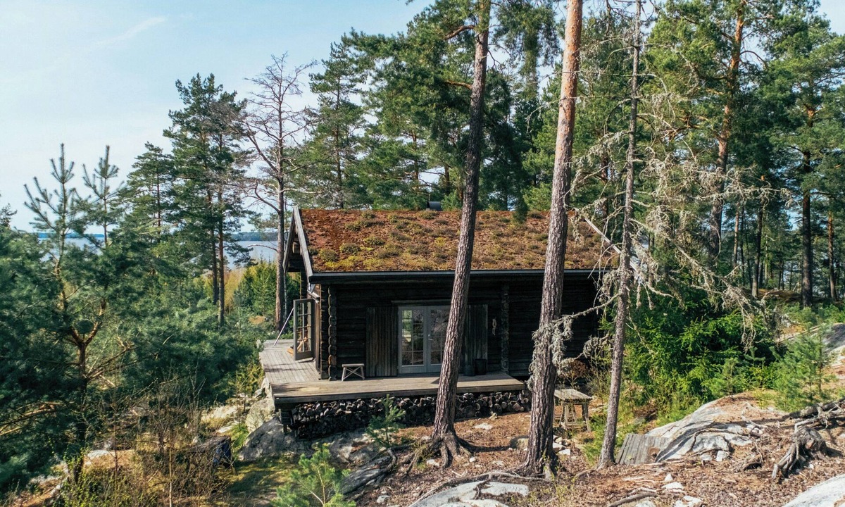 Stallarholmen House | Secluded island cabin with lake view