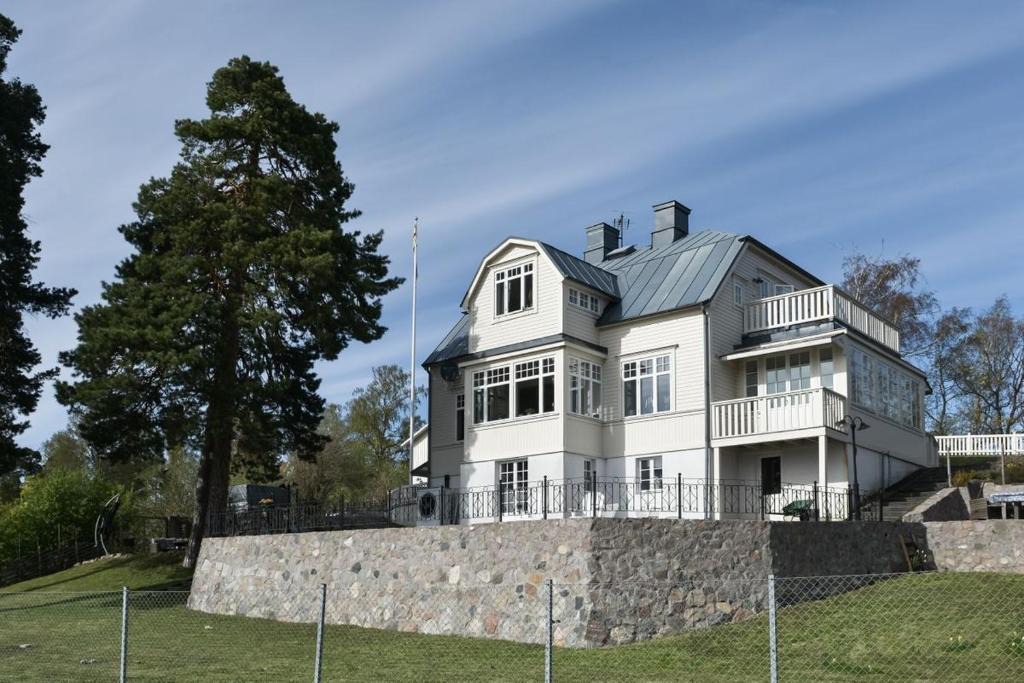 Kvicksund Villa | Sekelskiftesvilla med sjötomt, brygga & roddbåt