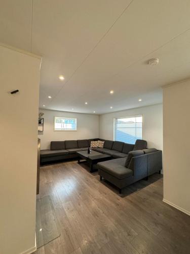 Floro Apartment | Selveier leilighet, Parkering med El-bil ladder