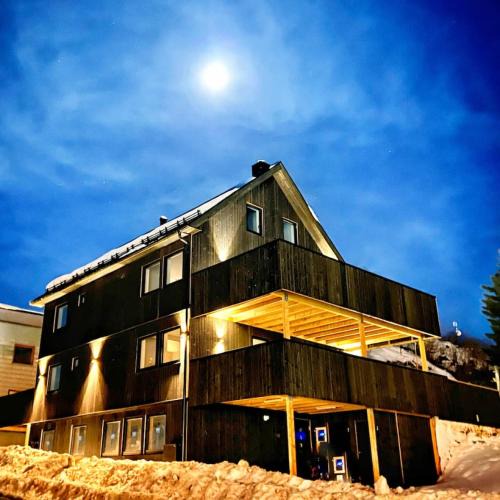 Svolvaer Apartment | Sentral toppleilighet 3.etg 4 pers