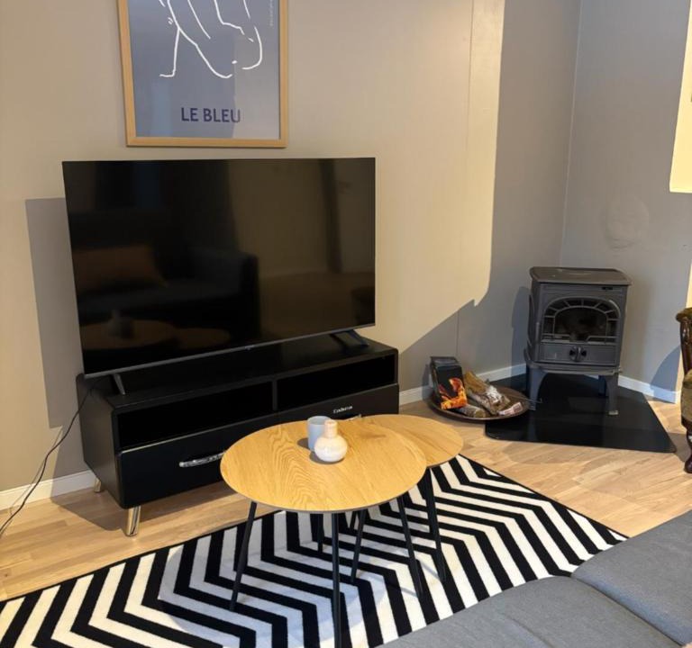 Raufoss Apartment | Sentralt i Raufoss-3 soverom, opptil 5 gjester, parkering og stor hage