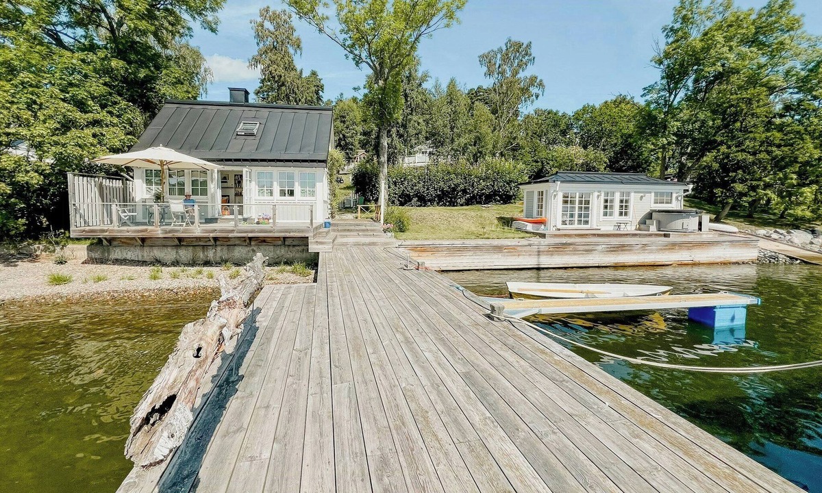 Ytterbystrand House | Serene Waterfront Oasis: Your Resarö Sanctuary