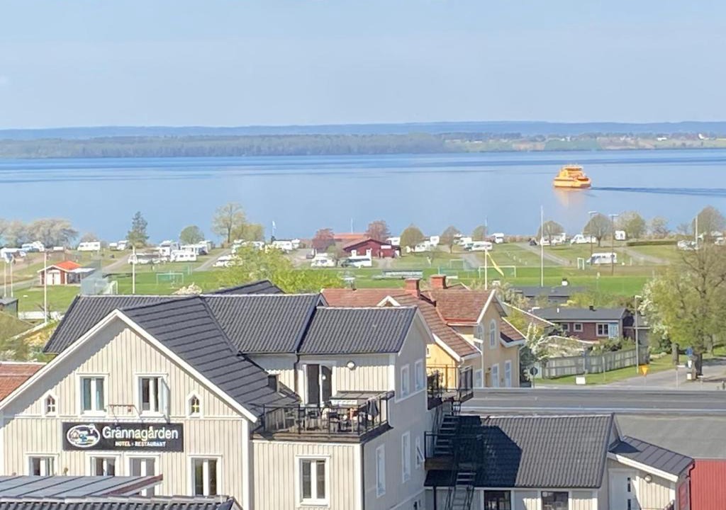 Granna Apartment | Sjöbrinken -Nyrenoverad lägenhet i centrala Gränna med utsikt över Vättern och hela Visingsö