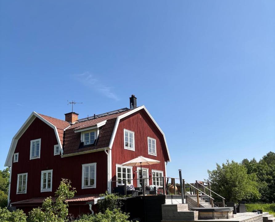 Vingaker Villa | Sjötomt med bastuflotte & badtunna - lantlig idyll