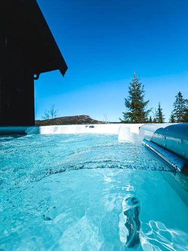 Svingvoll Ski Chalet | Skeikampen cabin with mountain view, jacuzzi, and 8 bedrooms