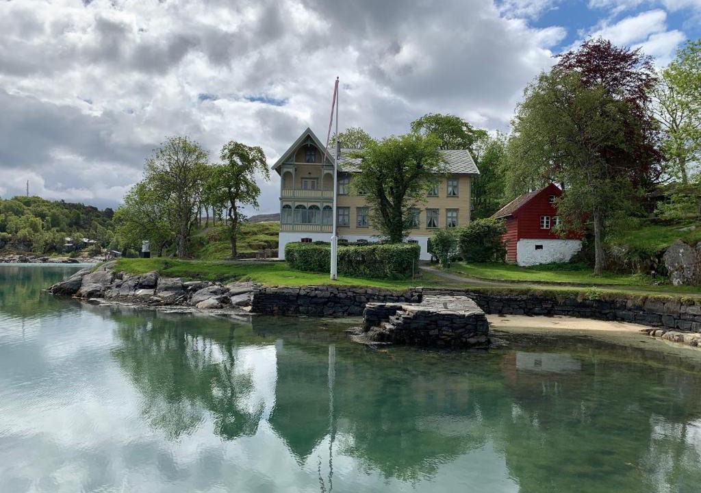 Gulen Municipality Hotel | Skjerjehamn