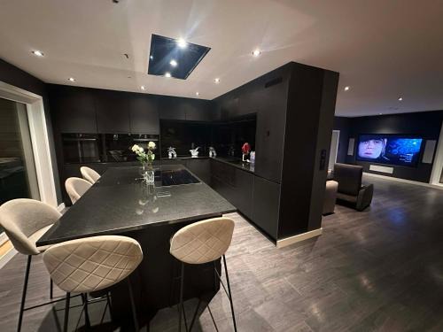 Honefoss Apartment | Skyline Penthouse with Private Terrace and Free Parking