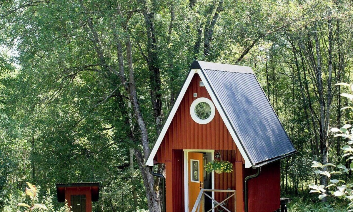 Lilla Edet House | Small cabin with outdoor kitchen by forest stream