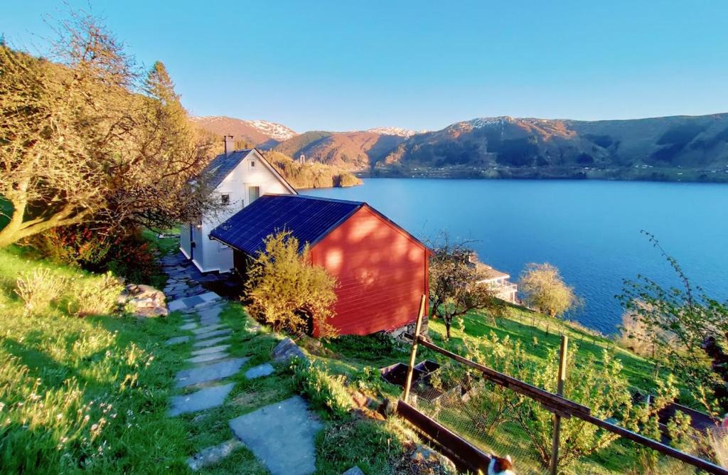 Osteroy House | Sofia's house with fjord view - 30 min from Bergen