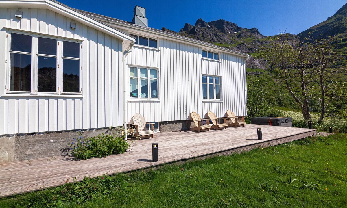 Flakstad Ski Chalet | Solbakken house by the fjord Lofoten