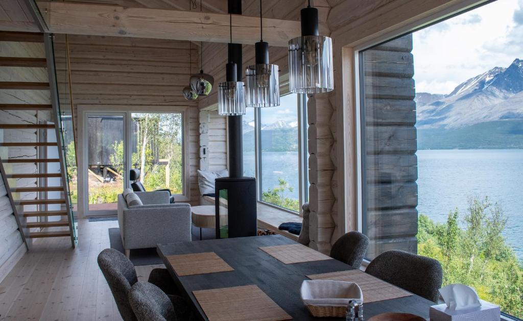 Tromso House | Sommarbukt Skaret - Intimate Fjord Lodge for Four