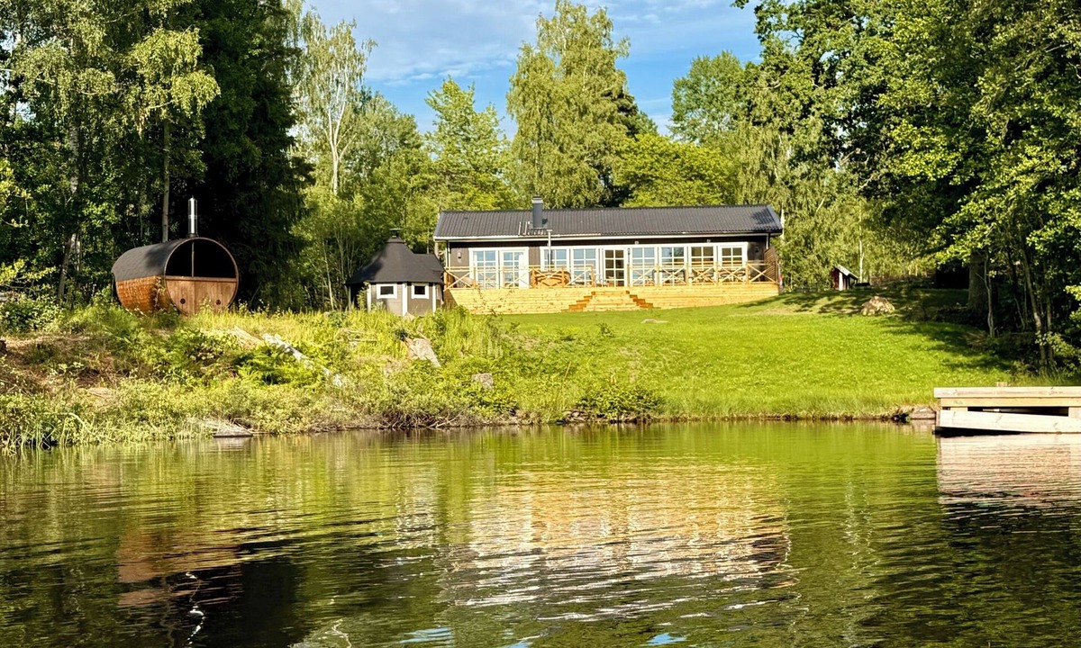 Hultsfred House | Sönnvik, NEW—right on the lake, sleeps 8, hot tub, sauna, dock, boat, barbecue area