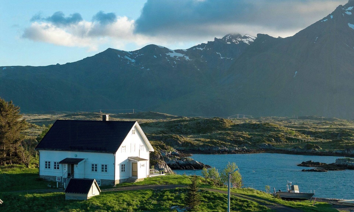 Bostad House | Soulful and unique villa by shore in Lofoten