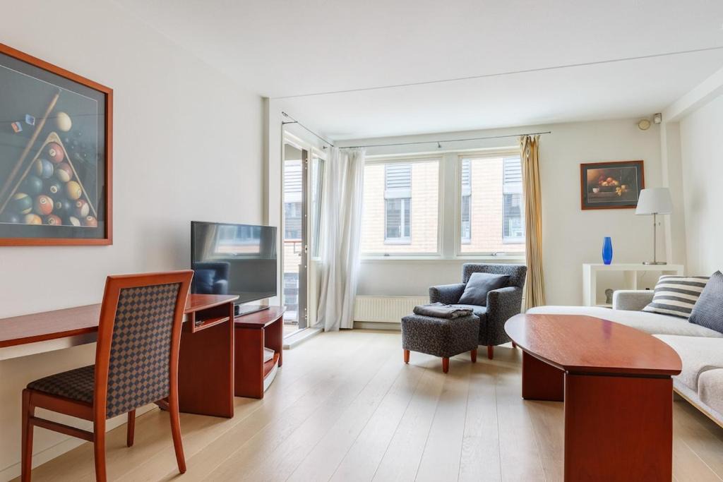 Vika Apartment | Spacious Aker Brygge apartment with balcony