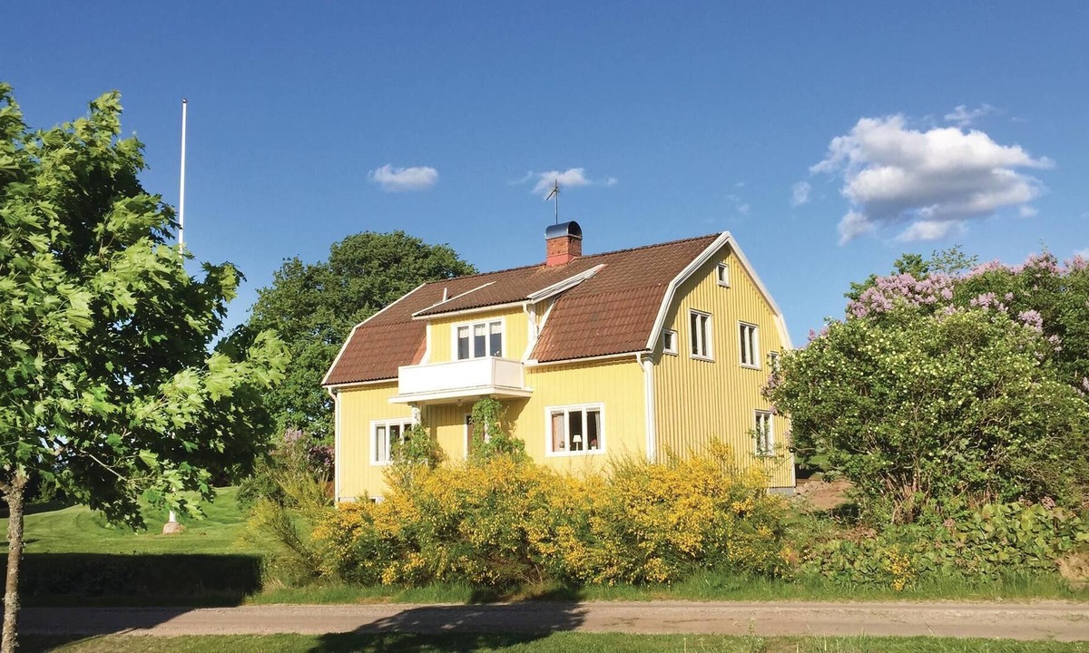 Traryd House | Spacious cottage in Hökhult surrounded by wildlife and nature outside Traryd.
