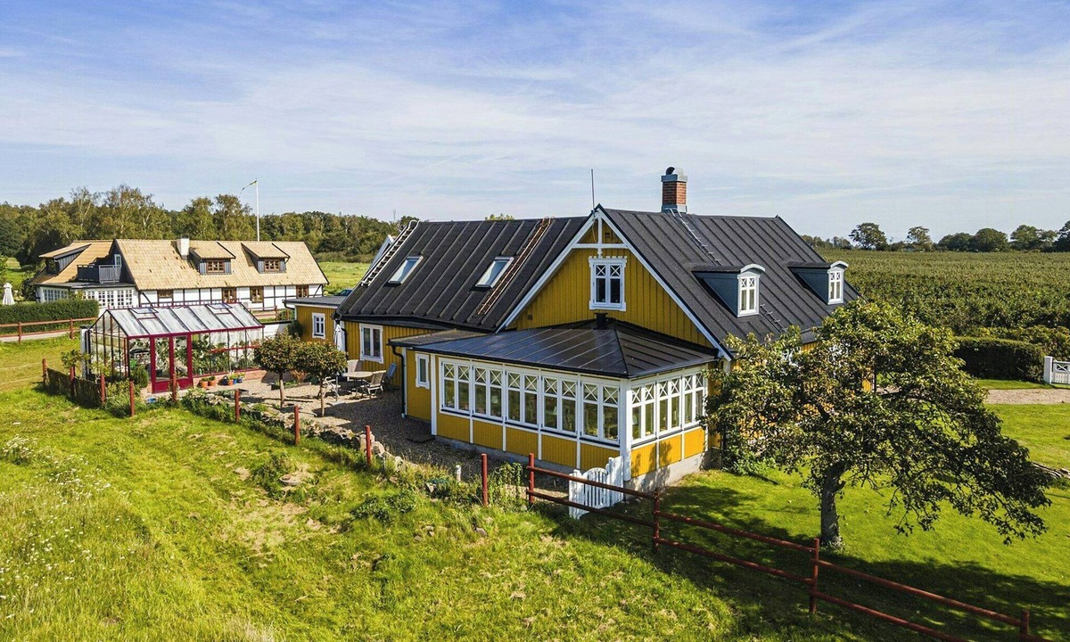Jonstorp House | Spacious family home by Kullahalvön apple orchards