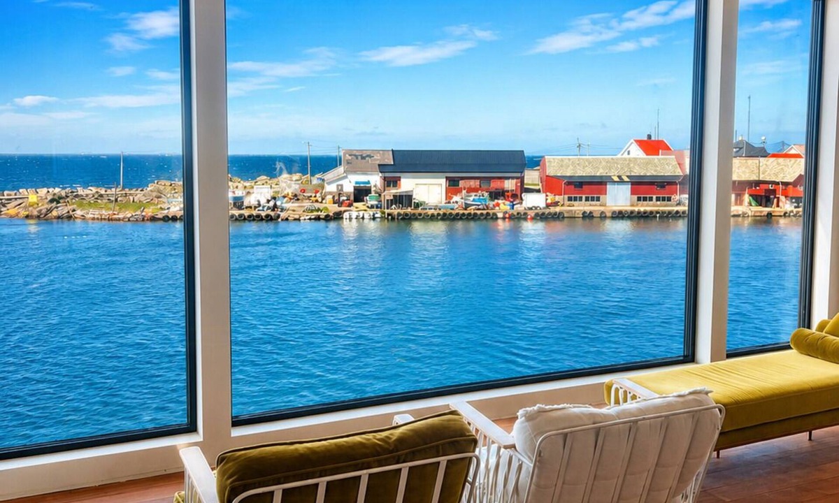 Akrehamn Apartment | Spacious harbourfront apartment with sea view