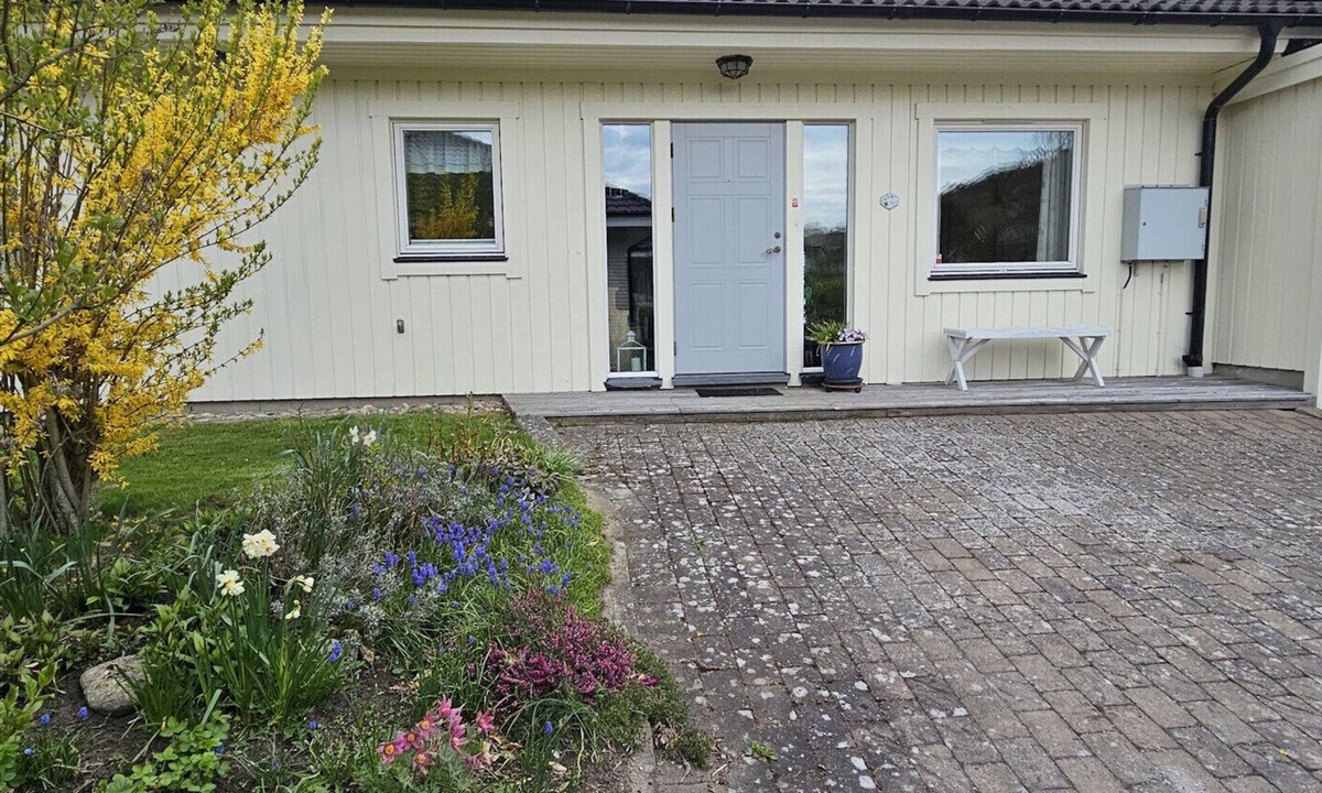 Ellos House | Spacious holiday home in Ellös, 300 m to a beautiful sandy beach | SE09113