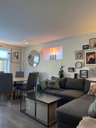 Voss House | Spacious Private House - Big Garden & Free Parking