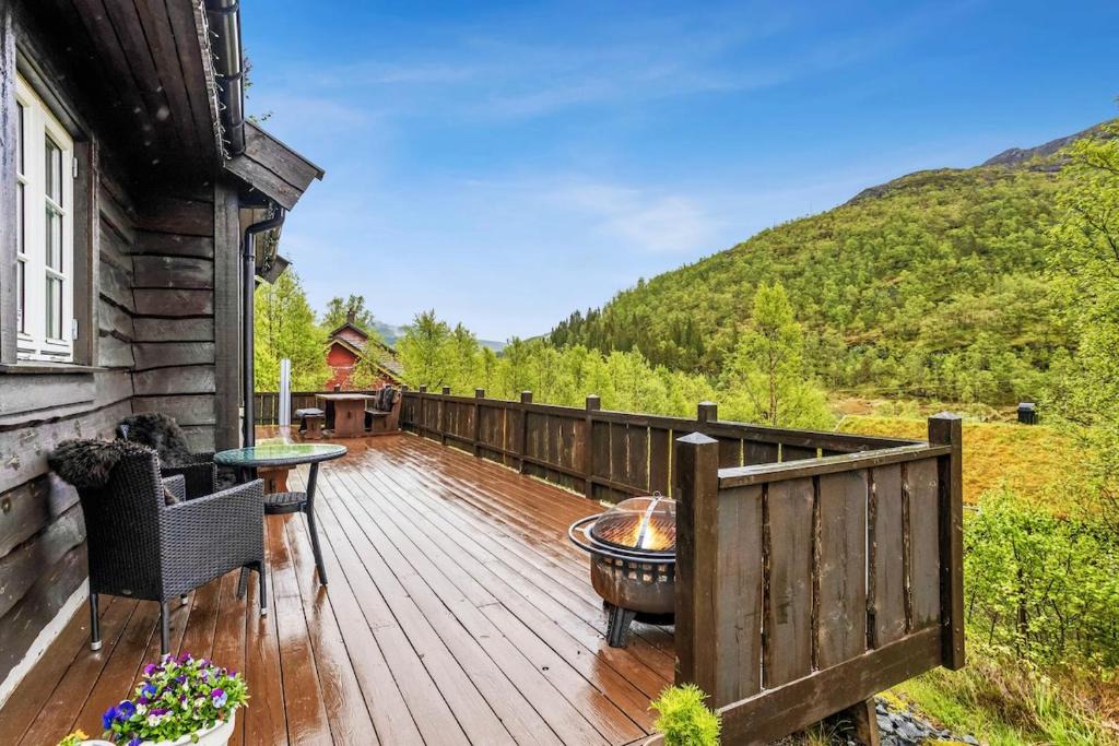 Eikjedalen House | Spacious, warm mountain cabin - Kvamskogen
