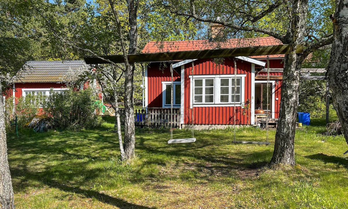Adelso House | Spend an unforgettable vacation in this inviting cottage near the lake!