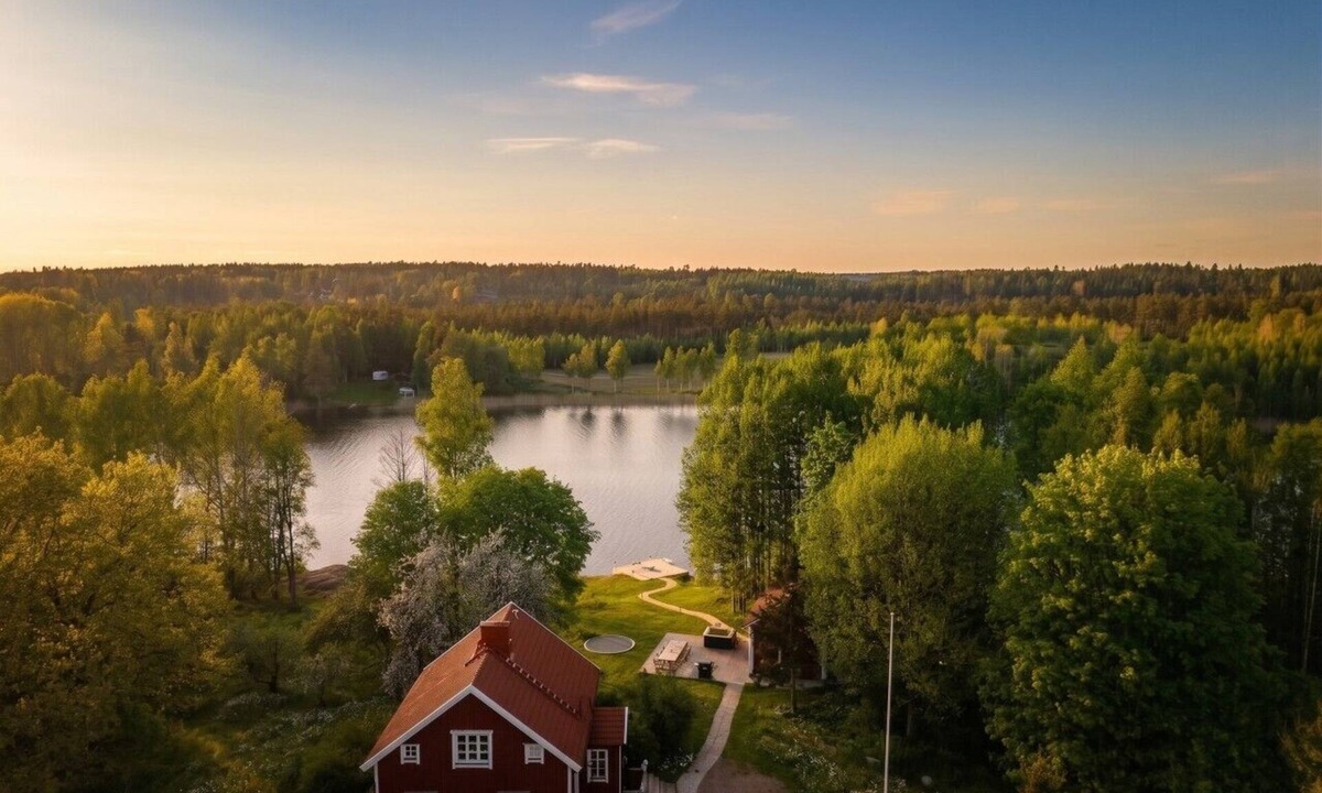 Svarta House | Stay North - Mustio