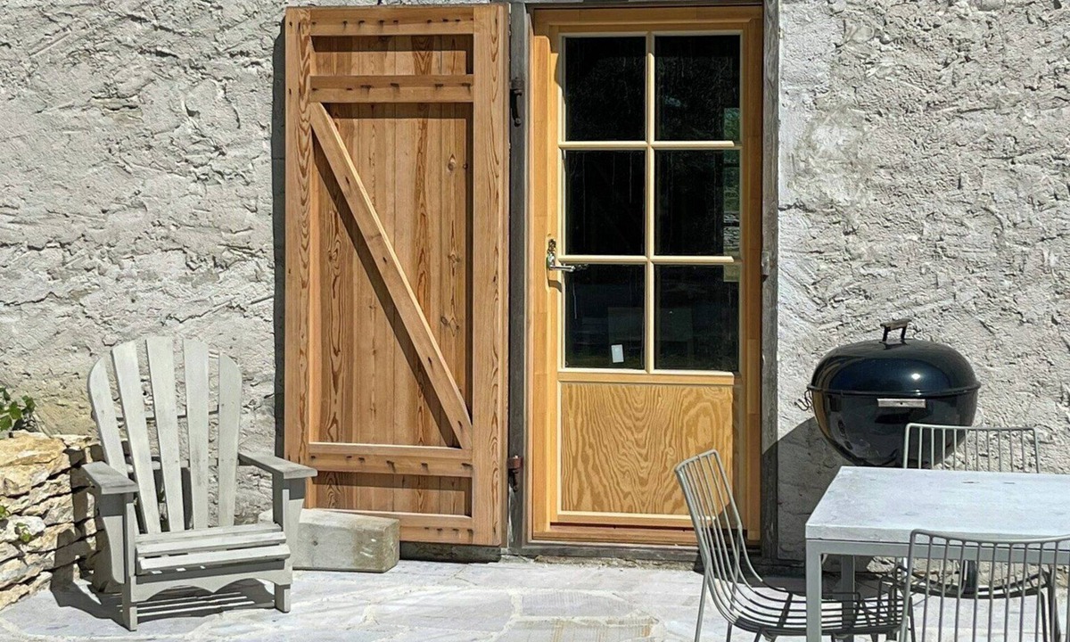 Burgsvik Apartment | Stor flat in restored stone barn near the sea