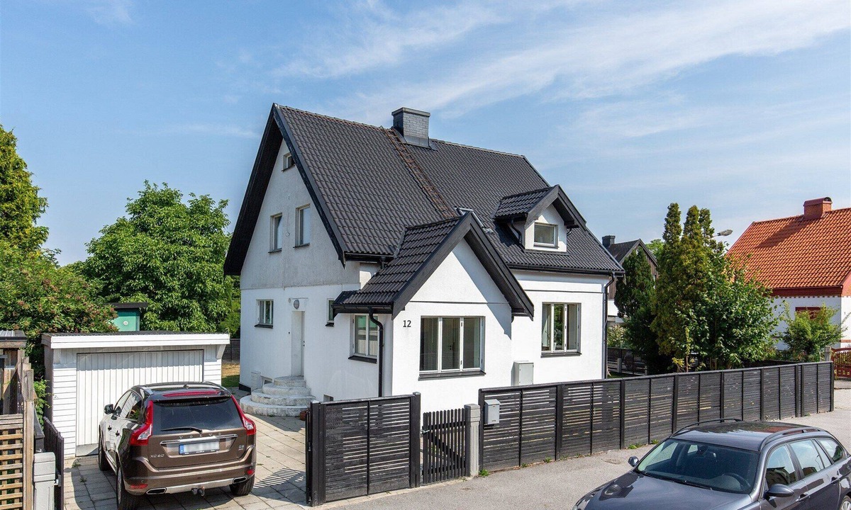 Hindby Villa | Stort hus i Lugnt Område med Stor Trädgård