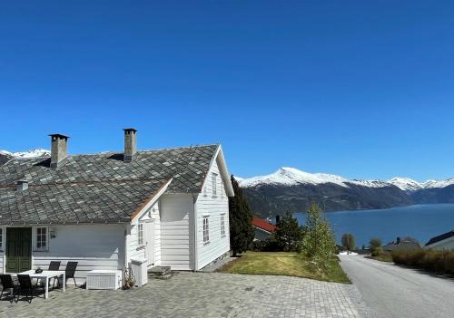 Møre og Romsdal House | Stort hus med tømmervegger og fjordutsikt