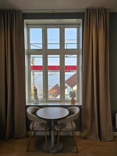 Leirvik Apartment | Studio apartment in the city center, beautiful sea view
