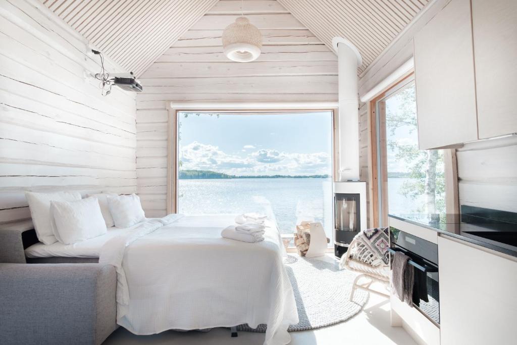 Lempaala Villa | Stunning 7bed Lake & Beach House w/ Pier & Sauna