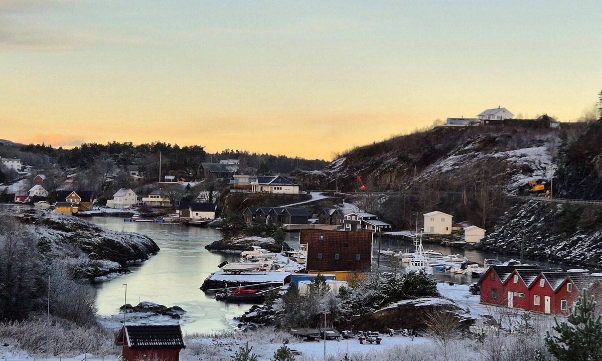 Lykling Apartment | Stunning apartment in Finnås with house sea view